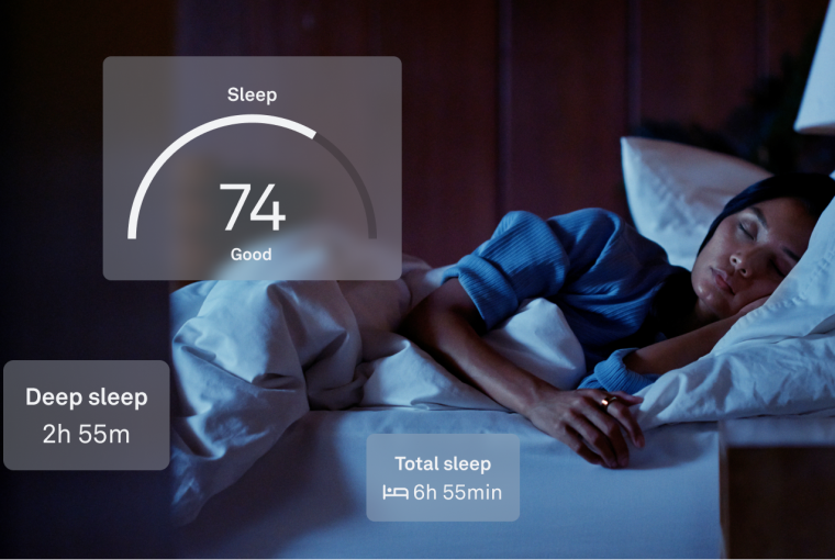 A woman sleeping in her bed with an image of the sleep score.