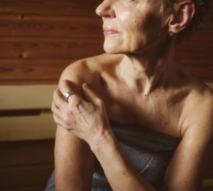 Woman wearing Oura in the sauna