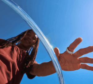 Man wearing Oura Ring 4 Ceramic in Tide