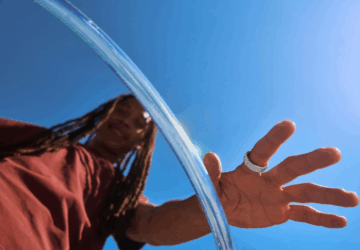 Man wearing Oura Ring 4 Ceramic in Tide