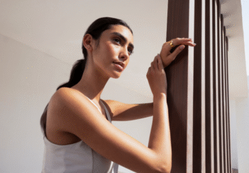 Woman wearing Oura Ring in athletic attire