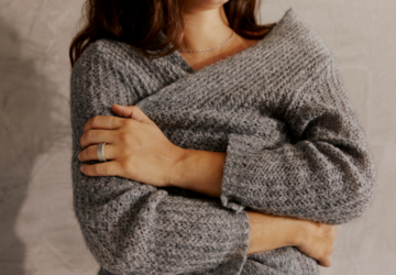 Woman in grey sweater wearing Oura Ring 4