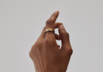 A woman's hand wearing the Oura Ring 5