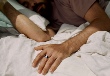 Person sleeping wearing Oura Ring 4