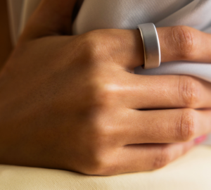 Man wearing Oura Ring 4 in Brushed Silver