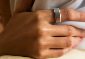 Man wearing Oura Ring 4 in Brushed Silver