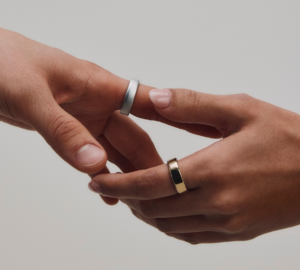 Two people wearing Oura Ring 5 in Brushed Silver and Gold