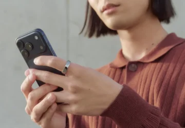 Woman wearing Oura Ring and looking at phone screen