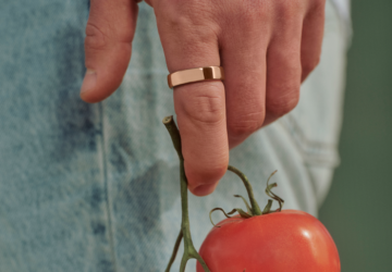 Person wearing Oura Ring 5 in Deep Rose holding a tomato