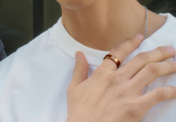 Someone wearing an Oura Ring using Symptom Radar feature