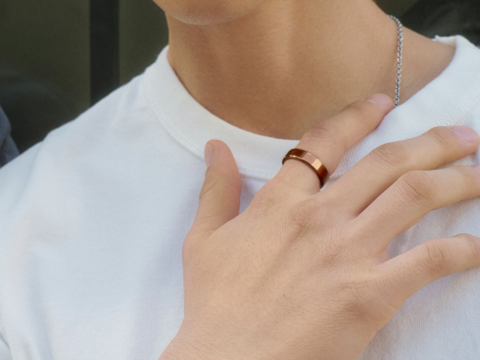 Someone wearing an Oura Ring using Symptom Radar feature