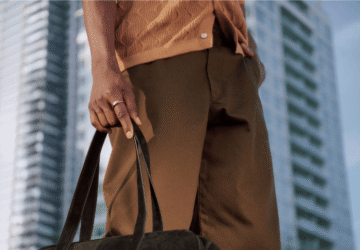 Businessman wearing Oura Ring 5 and carrying bag