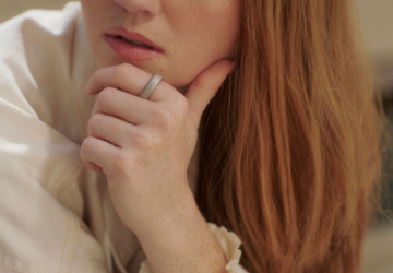 Woman with red hair wearing Oura Ring 5