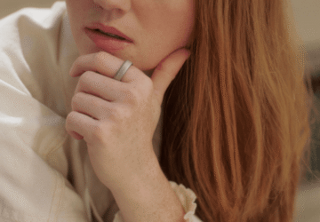 Woman with red hair wearing Oura Ring 5
