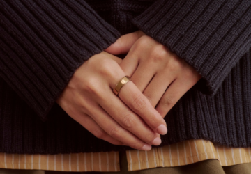Person wearing Oura Ring 5 in Deep Rose with hand clasped