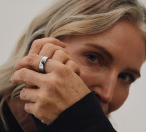 Woman wearing Oura Ring 5 in silver