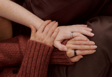 People holding hands wearing Oura Ring 5