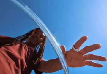 Man wearing Oura Ring 4 Ceramic in Tide