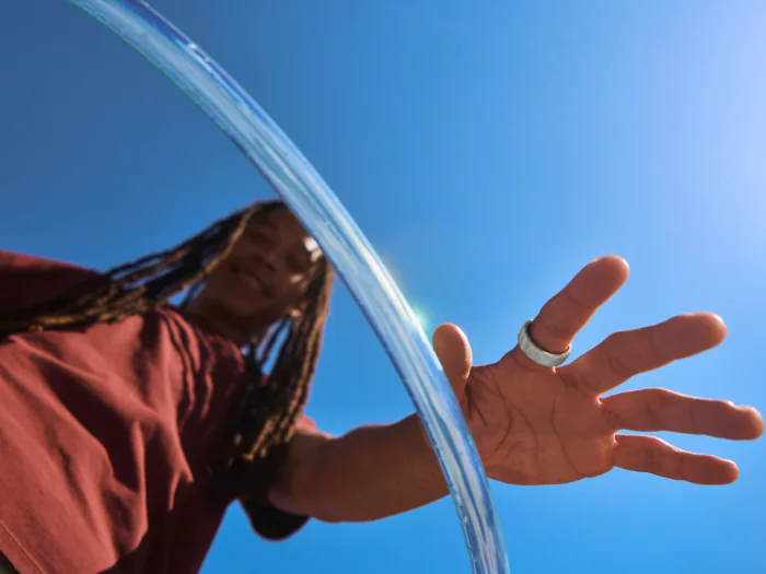 Man wearing Oura Ring 4 Ceramic in Tide