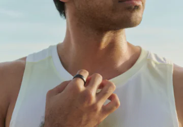 A man wearing Oura Ring 5 standing outside
