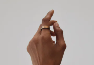 A woman's hand wearing the Oura Ring 5