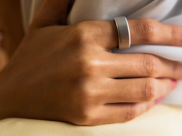 Man wearing Oura Ring 4 in Brushed Silver