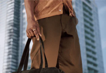 Businessman wearing Oura Ring 5 and carrying bag