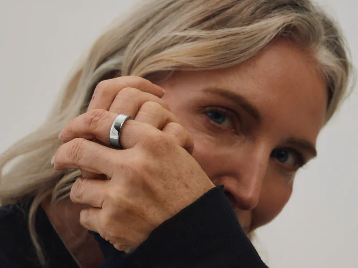 Woman wearing Oura Ring 5 in silver